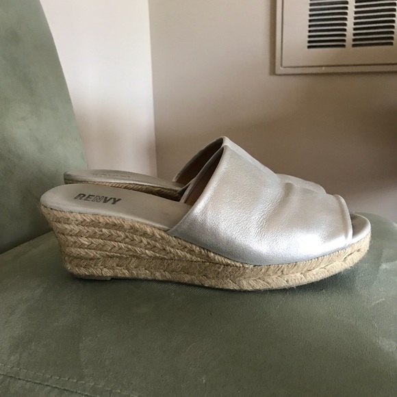 Super cute RENVY sandals. $25 - Picture 2 of 2